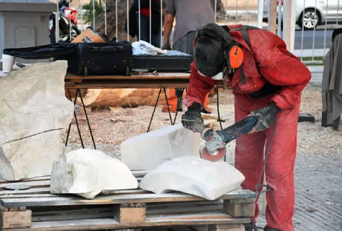Escultores de distintos países plasman sus obras en la Costanera de Corrientes Escultores de distintos países plasman sus obras en la Costanera de Corrientes