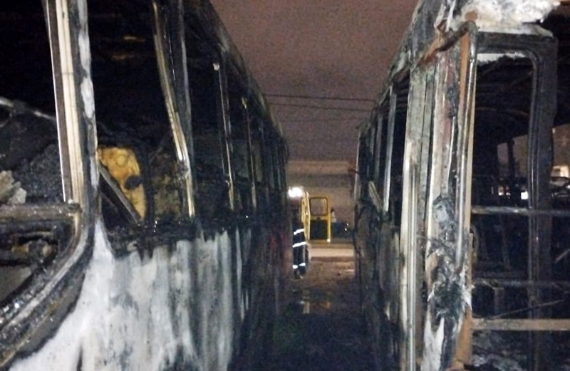 Ardieron cinco colectivos urbanos de la Línea 1 en Sáenz Peña: creen que el incendio fue intencional Ardieron cinco colectivos urbanos de la Línea 1 en Sáenz Peña: creen que el incendio fue intencional