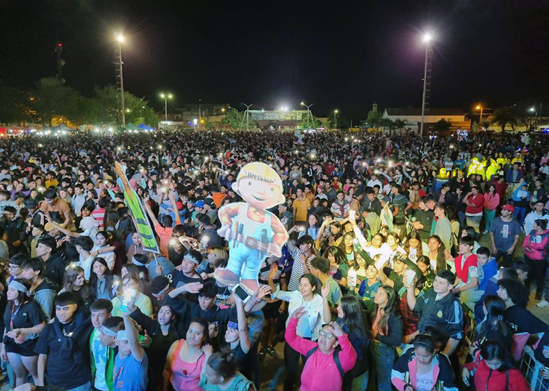 Con gran acompañamiento desfilaron las carrozas de estudiantes en Villa Ángela Con gran acompañamiento desfilaron las carrozas de estudiantes en Villa Ángela