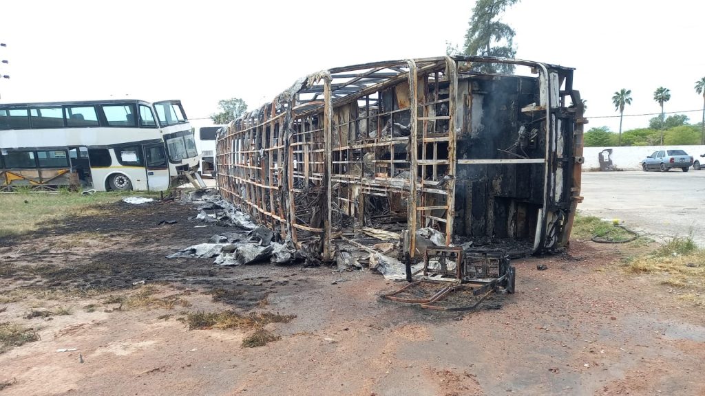 Se incendió un colectivo en desuso cuando los mecánicos lo desarmaban