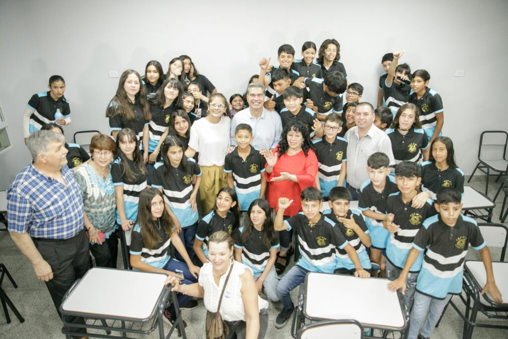 Capitanich inauguró una plazoleta, infraestructura escolar y un salón de usos múltiples en La Tigra Capitanich inauguró una plazoleta, infraestructura escolar y un salón de usos múltiples en La Tigra