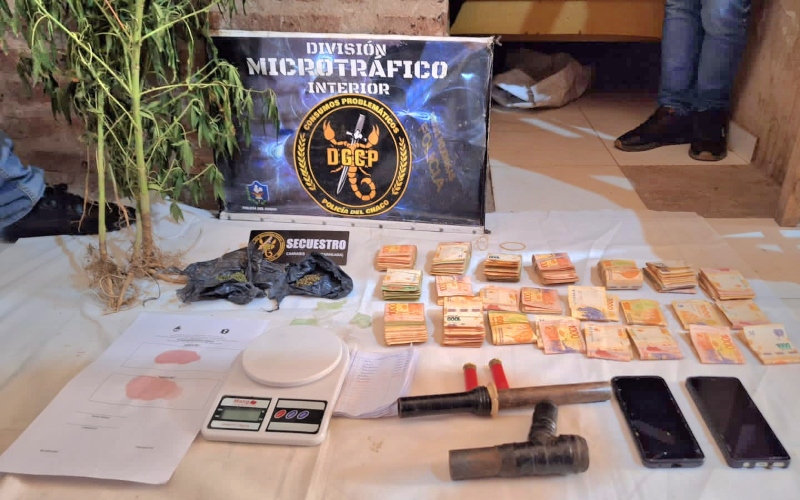 Allanaron una casa en Napenay y secuestraron marihuana, plantas, una moto robada y más de 880 mil pesos Allanaron una casa en Napenay y secuestraron marihuana, plantas, una moto robada y más de 880 mil pesos