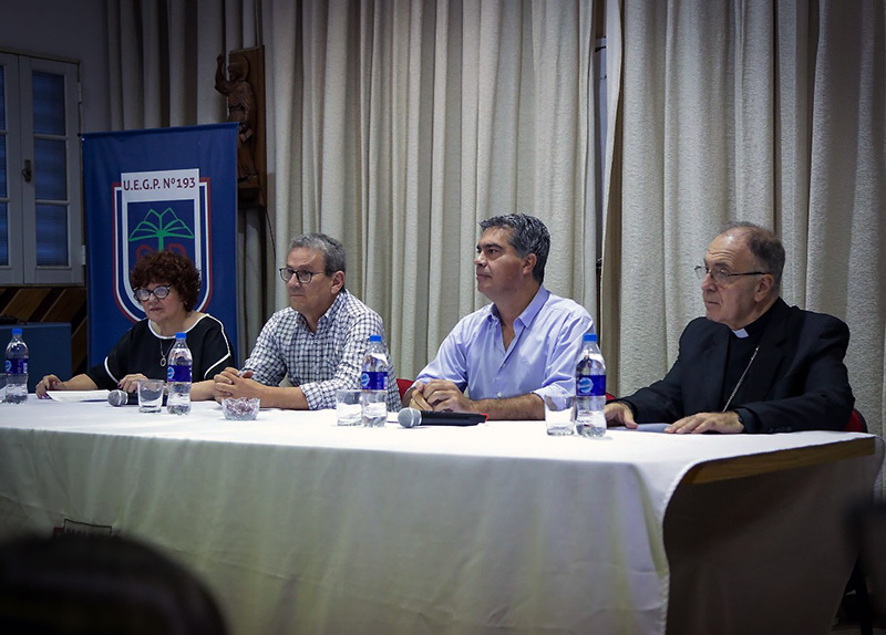 Capitanich acompañó el lanzamiento del Profesorado en Filosofía de Nivel Secundario en Sáenz Peña Capitanich acompañó el lanzamiento del Profesorado en Filosofía de Nivel Secundario en Sáenz Peña