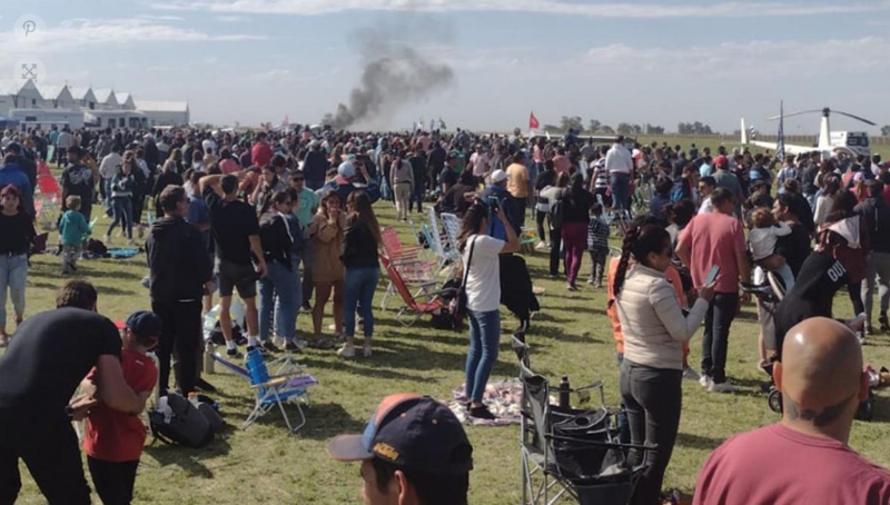 Se estrelló un avión en un festival aéreo en Santa Fe: murieron dos pilotos Se estrelló un avión en un festival aéreo en Santa Fe: murieron dos pilotos