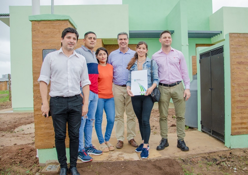 Derecho a la casa propia: Capitanich entregó 50 viviendas para familias de Villa Berthet Derecho a la casa propia: Capitanich entregó 50 viviendas para familias de Villa Berthet