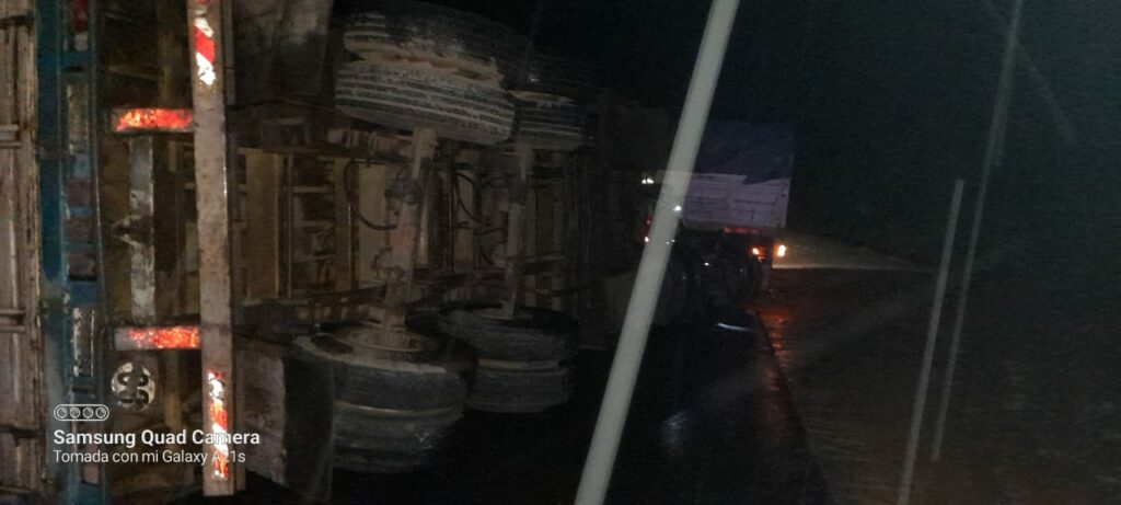 Dos camiones volcaron en la ruta, en las zonas de Napenay y Ciervo Petiso Dos camiones volcaron en la ruta, en las zonas de Napenay y Ciervo Petiso