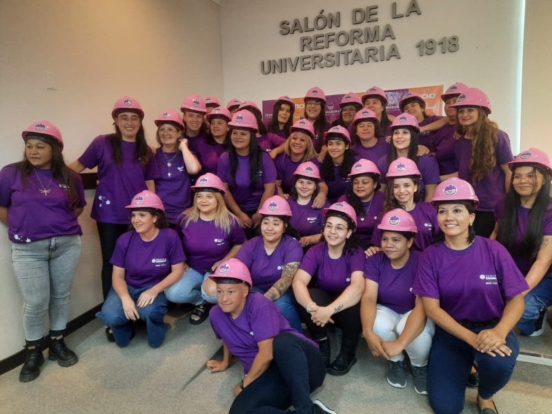 Egresaron las primeras 30 mujeres del curso de auxiliares en construcción en seco de la UNNE Egresaron las primeras 30 mujeres del curso de auxiliares en construcción en seco de la UNNE