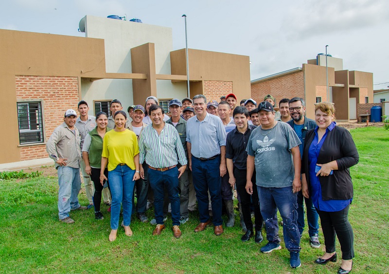 Capitanich entregó 51 viviendas para Selvas del Río de Oro y La Eduvigis Capitanich entregó 51 viviendas para Selvas del Río de Oro y La Eduvigis