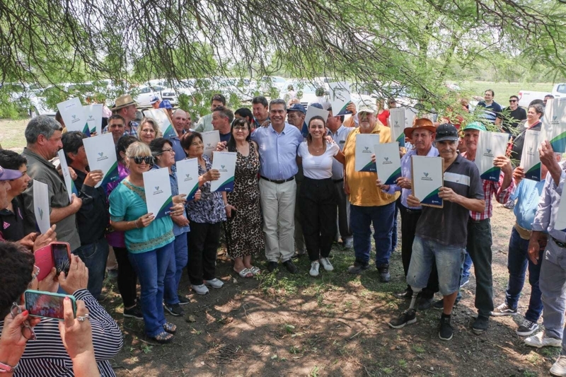 En Machagai, Capitanich entregó 43 títulos de propiedad rural y visitó la oficina de ANSES En Machagai, Capitanich entregó 43 títulos de propiedad rural y visitó la oficina de ANSES