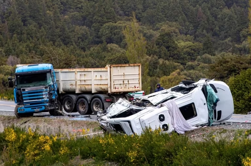 Tragedia en la ruta de los Siete Lagos: seis turistas murieron al chocar su combi de frente contra un camión Tragedia en la ruta de los Siete Lagos: seis turistas murieron al chocar su combi de frente contra un camión