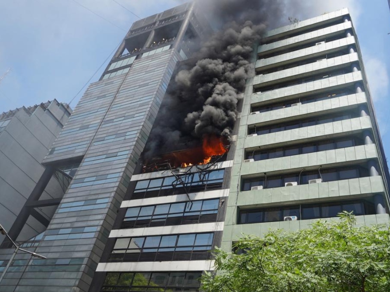 Incendio en edificio lindero a la Secretaría de Trabajo: al menos diez personas fueron asistidas Incendio en edificio lindero a la Secretaría de Trabajo: al menos diez personas fueron asistidas