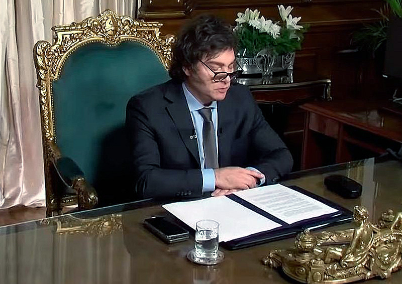 Milei se enojó con la noticia del aumento de las dietas y exigió dejarlo sin efecto Milei se enojó con la noticia del aumento de las dietas y exigió dejarlo sin efecto