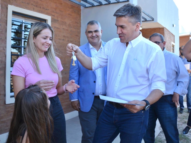 Zdero entregó viviendas y títulos de propiedad a vecinos de Santa Sylvina Zdero entregó viviendas y títulos de propiedad a vecinos de Santa Sylvina