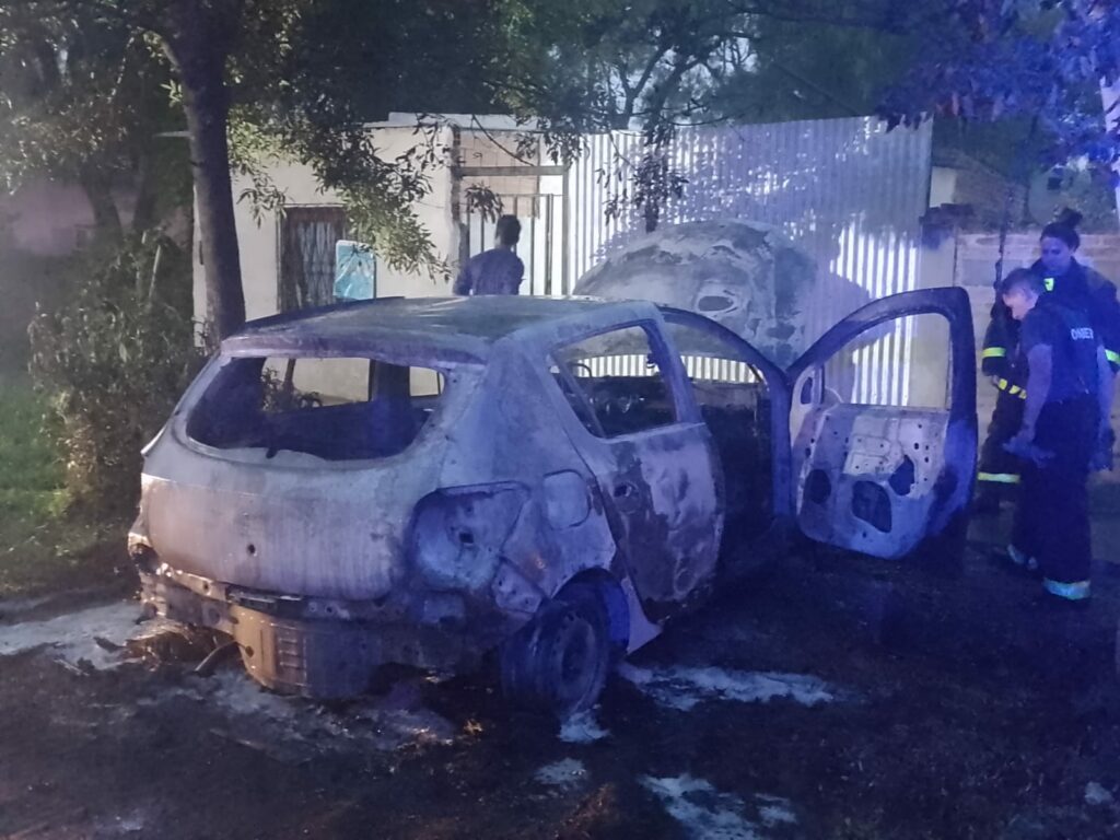 Un auto apareció incendiado en la zona sur de Resistencia Un auto apareció incendiado en la zona sur de Resistencia