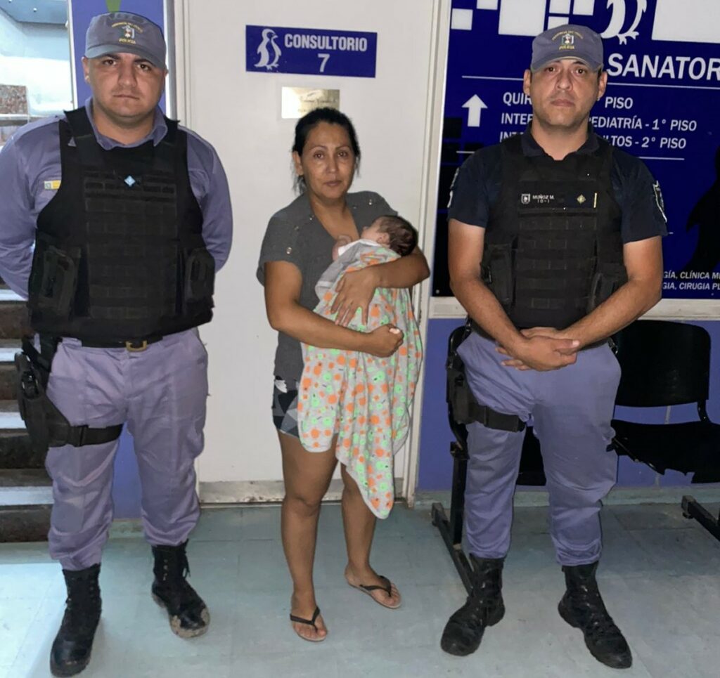 Mediante maniobras de RCP, policías salvaron la vida de un bebé en Resistencia Mediante maniobras de RCP, policías salvaron la vida de un bebé en Resistencia