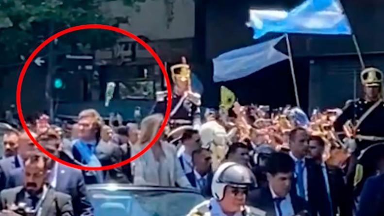 Identifican al hombre que arrojó un botellazo a la comitiva presidencial en Avenida de Mayo Identifican al hombre que arrojó un botellazo a la comitiva presidencial en Avenida de Mayo