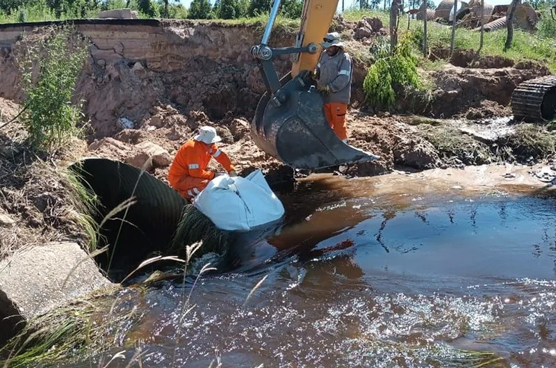A contrareloj reparan tres alcantarillas arrasadas por las lluvias sobre la Ruta 12 en Corrientes A contrareloj reparan tres alcantarillas arrasadas por las lluvias sobre la Ruta 12 en Corrientes