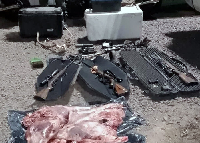 Puente Chaco-Corrientes: circulaban en camionetas con un arsenal y ciervos faenados Puente Chaco-Corrientes: circulaban en camionetas con un arsenal y ciervos faenados