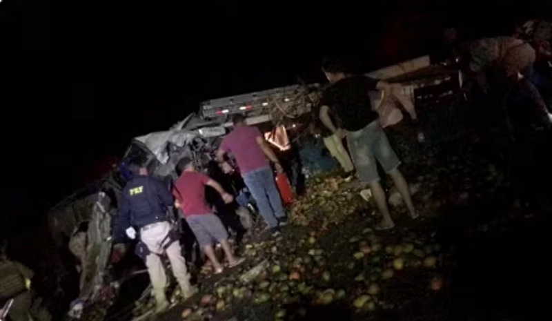 Choque entre un autobús con turistas y un camión dejó 25 muertos en el noreste de Brasil Choque entre un autobús con turistas y un camión dejó 25 muertos en el noreste de Brasil