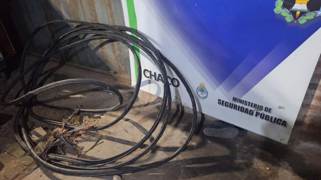 Detuvieron a tres personas acusadas de robar cables para comercializar el cobre