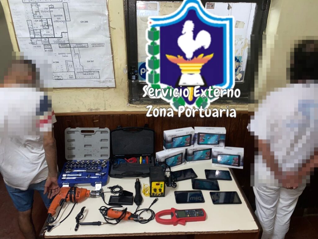 Detienen a dos sujetos con tablets y otros elementos robados de una escuela de Barranqueras