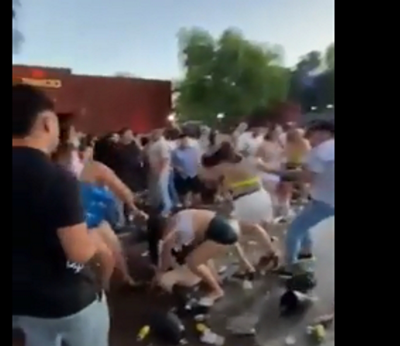 Feroz pelea de mujeres en boliche de la Costanera de Corrientes: una terminó con cortes en el cuello Feroz pelea de mujeres en boliche de la Costanera de Corrientes: una terminó con cortes en el cuello