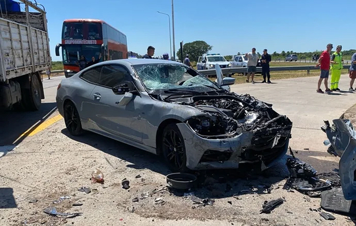 Autovía Ruta 16: correntinos heridos tras el choque entre dos autos y un camión Autovía Ruta 16: correntinos heridos tras el choque entre dos autos y un camión