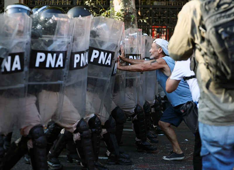 La Justicia le pone un freno al “protocolo antipiquetes” de Patricia Bullrich La Justicia le pone un freno al “protocolo antipiquetes” de Patricia Bullrich