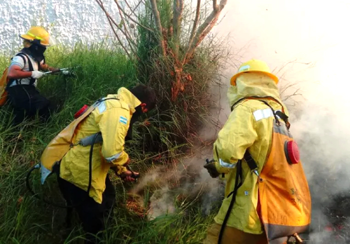 Bomberos de la capital de Corrientes con más de diez salidas al día por incendios Bomberos de la capital de Corrientes con más de diez salidas al día por incendios