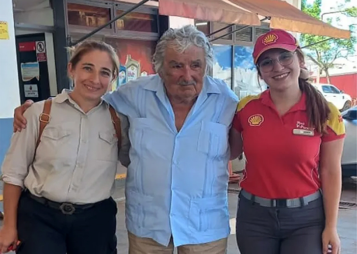 Fugaz paso del expresidente “Pepe” Mujica por Corrientes Fugaz paso del expresidente “Pepe” Mujica por Corrientes