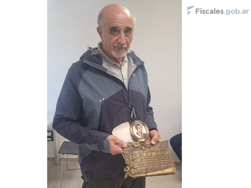 Restituyeron una placa de sepultura sustraída durante el terrorismo de Estado al familiar de una víctima Restituyeron una placa de sepultura sustraída durante el terrorismo de Estado al familiar de una víctima