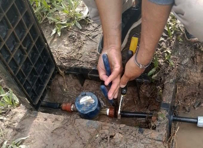 Empleado de SAMEEP descubierto en pleno robo de medidores y llaves de paso Empleado de SAMEEP descubierto en pleno robo de medidores y llaves de paso