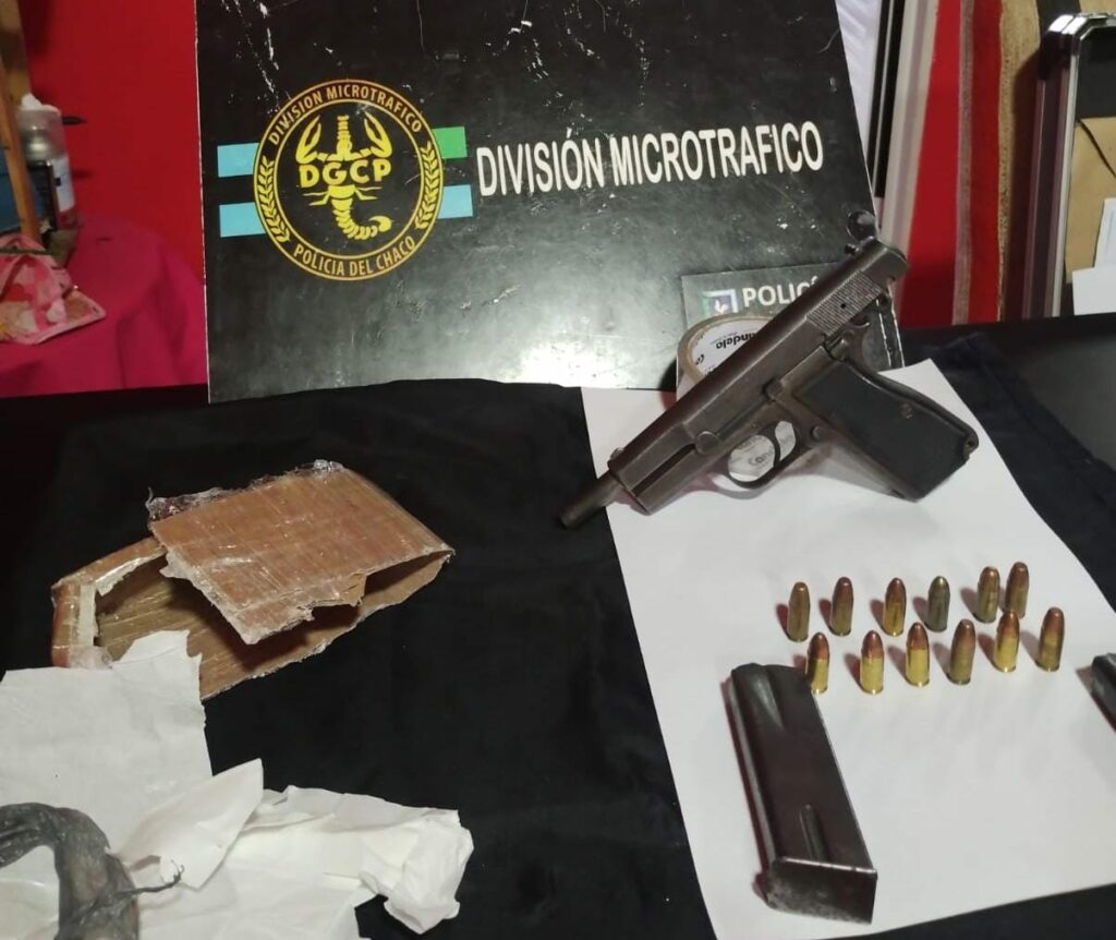 Una pareja fue detenida con un arma robada y drogas en su casa