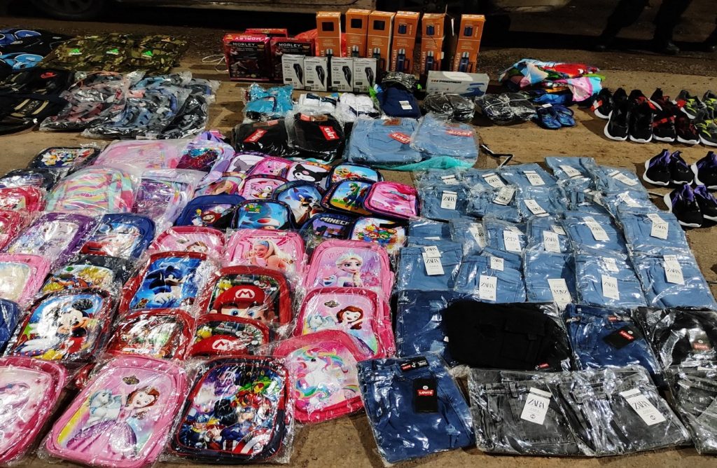 Golpe al contrabando en el peaje de Makallé: secuestraron mochilas, zapatillas e indumentarias Golpe al contrabando en el peaje de Makallé: secuestraron mochilas, zapatillas e indumentarias