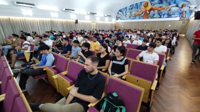 Estudiantes de Ingeniería participaron de conversatorio con docentes y graduados Estudiantes de Ingeniería participaron de conversatorio con docentes y graduados