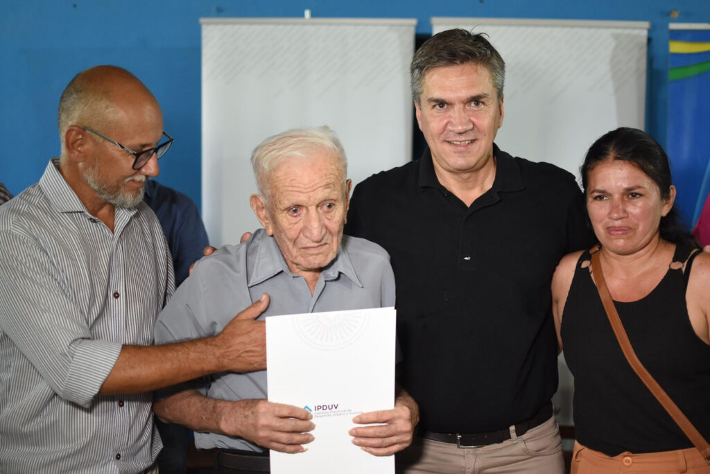 El Gobernador entregó títulos de propiedad en Juan José Castelli