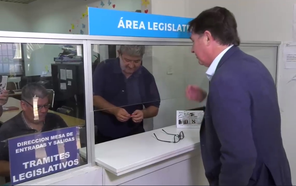 El Ejecutivo provincial presentó el proyecto para limitar el uso de celulares en cárceles y comisarías El Ejecutivo provincial presentó el proyecto para limitar el uso de celulares en cárceles y comisarías