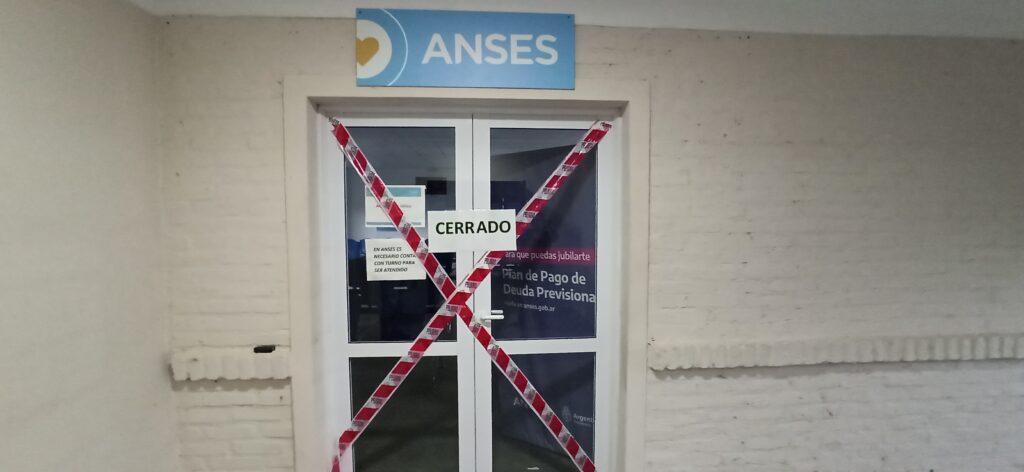 La motosierra llegó a la ANSES del Chaco: Nación cerró seis oficinas