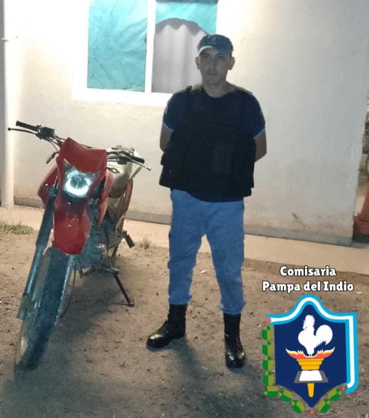 Los atraparon sobre la ruta empujando una moto robada minutos antes Los atraparon sobre la ruta empujando una moto robada minutos antes