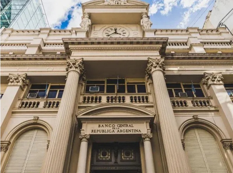 En busca de secar de pesos la plaza, el BCRA prevé absorber ,5 billones en las próximas semanas En busca de secar de pesos la plaza, el BCRA prevé absorber ,5 billones en las próximas semanas