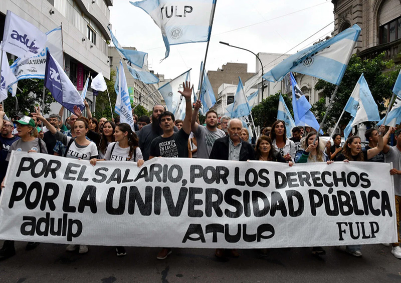 Este lunes y martes realizan un nuevo paro universitario reclamando aumentos salariales Este lunes y martes realizan un nuevo paro universitario reclamando aumentos salariales