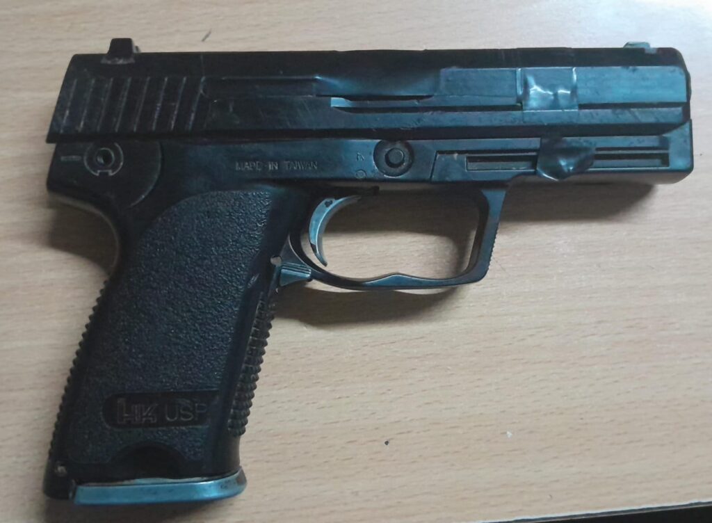 Dos motos y una réplica de un arma de fuego fueron incautados