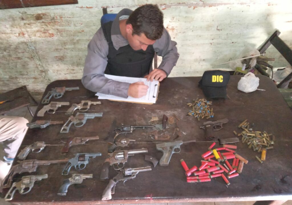 Detuvieron al presunto ladrón de una heladería y secuestraron 15 armas de fuego