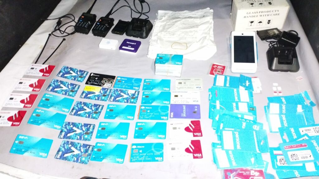 Cayó presunto integrante de la banda que robaba mediante inhibidores de señal: tenía casi 100 tarjetas de crédito y débito en su poder