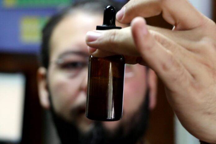 Este lunes lanzan en Corrientes el primer lote de aceites medicinales de cannabis elaborados localmente Este lunes lanzan en Corrientes el primer lote de aceites medicinales de cannabis elaborados localmente