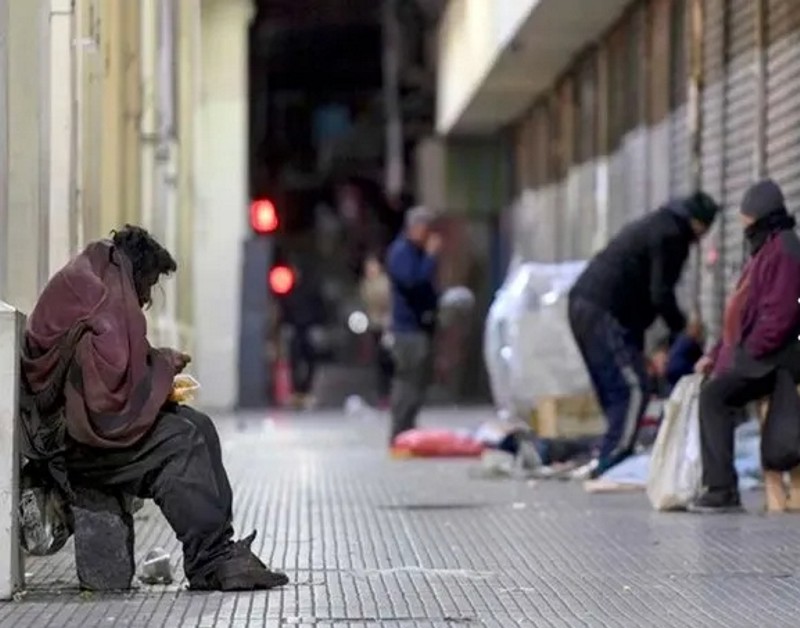 Aporofobia: un monstruo grande y pisa fuerte Aporofobia: un monstruo grande y pisa fuerte