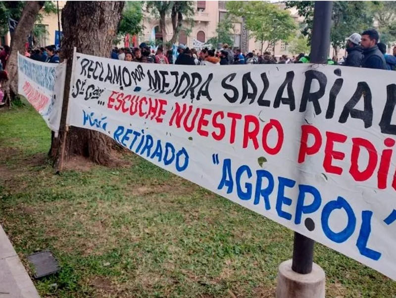 Tras el reclamo de Misiones, la Policía de Corrientes también pide aumento salarial Tras el reclamo de Misiones, la Policía de Corrientes también pide aumento salarial