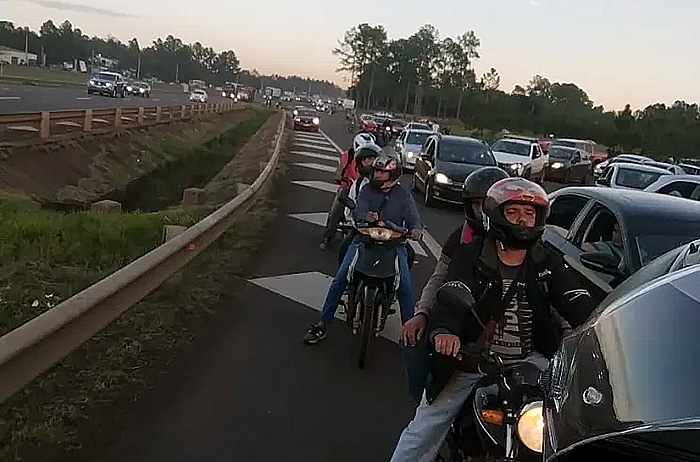Misiones convulsionada: docentes mudan la protesta de Garupá a la avenida Uruguay en Posadas Misiones convulsionada: docentes mudan la protesta de Garupá a la avenida Uruguay en Posadas
