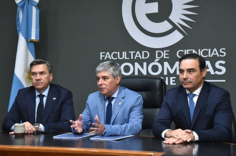 Zdero y Valdés en la presentación del programa “Munigestión”, junto a las Universidades del Litoral, de Rosario y del Nordeste Zdero y Valdés en la presentación del programa “Munigestión”, junto a las Universidades del Litoral, de Rosario y del Nordeste
