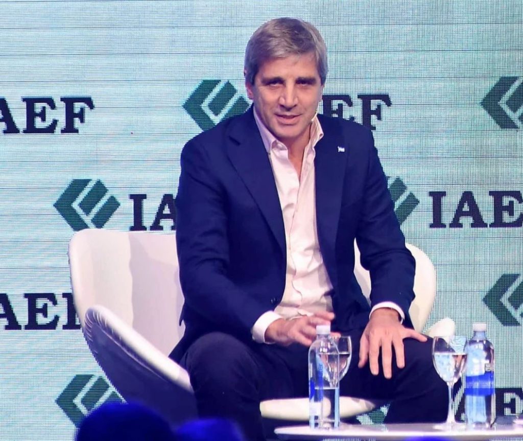 Caputo afirmó que empieza a verse la recuperación de la economía y garantizó que no habrá sobresaltos cambiarios Caputo afirmó que empieza a verse la recuperación de la economía y garantizó que no habrá sobresaltos cambiarios